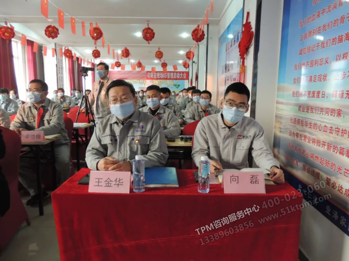 生產(chǎn)副總王副總（左）、新益為咨詢向老師（右）